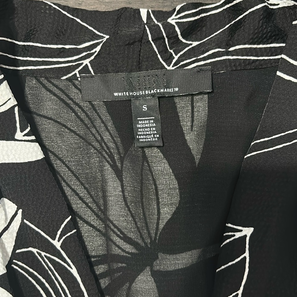 WHBM black & white shell. NWOT.